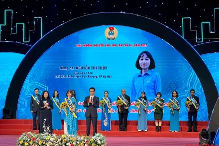 Trao Giải thưởng Nguyễn Văn Linh tặng 10 cán bộ công đoàn tiêu biểu.