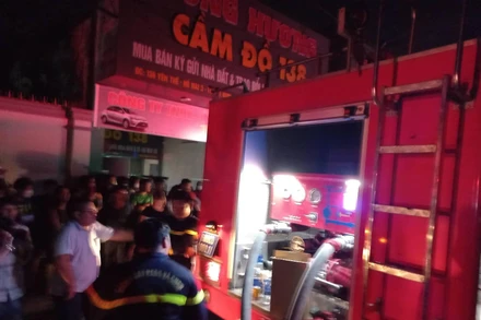 Lực lượng chức năng đến hiện trường chữa cháy.