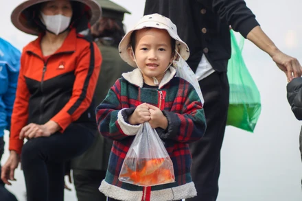 [Ảnh] Người dân Hà Nội thả cá chép tiễn ông Công, ông Táo 