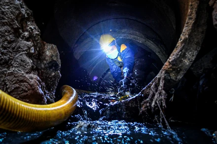 [Ảnh] Một ngày "đội nắng, hút bùn" của công nhân vệ sinh cống ngầm Hà Nội