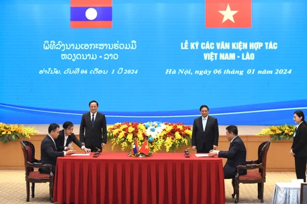 Hai bên ký Bản ghi nhớ về phát triển và kết nối hạ tầng thương mại biên giới giữa Chính phủ nước Cộng hòa xã hội chủ nghĩa Việt Nam và Chính phủ nước Cộng hòa Dân chủ Nhân dân Lào.