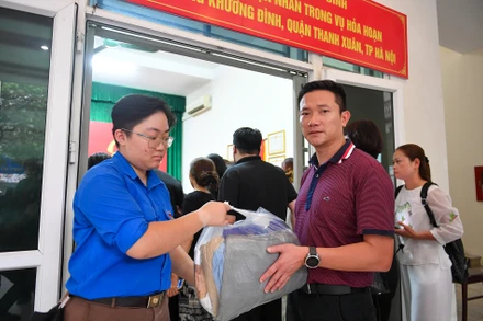 [Ảnh] Những "tấm lòng vàng" ủng hộ các nạn nhân vụ cháy chung cư mini Khương Hạ