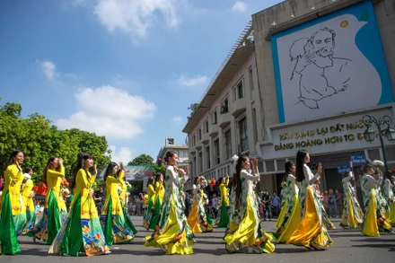[Ảnh] Rực rỡ sắc màu Carnaval Thu Hà Nội trên Phố đi bộ Hồ Hoàn Kiếm
