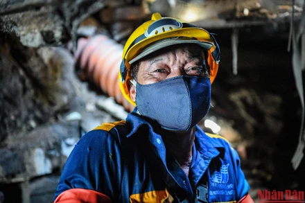 Mặc dù làm việc trong môi trường độc hại, nhưng người thợ kỳ cựu Đỗ Văn Công vẫn luôn cảm thấy tự hào vì mình đã đóng góp được một phần nhỏ bé cho sự phát triển chung của Hà Nội. (Ảnh: THÀNH ĐẠT)