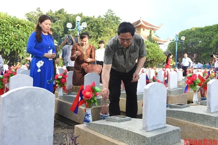 Thủ tướng Phạm Minh Chính và đoàn công tác đến dâng hương, dâng hoa tưởng niệm các Anh hùng, liệt sĩ tại Nghĩa trang liệt sĩ quốc tế Việt-Lào ở thị trấn Anh Sơn, huyện Anh Sơn, Nghệ An. (Ảnh: TRẦN HẢI)