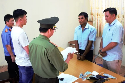 Cơ quan An ninh điều tra, Công an tỉnh Đắk Lắk thi hành lệnh bắt đối tượng Y Krếch Byă (đối tượng bị còng tay đứng thứ 2 từ bên phải qua).