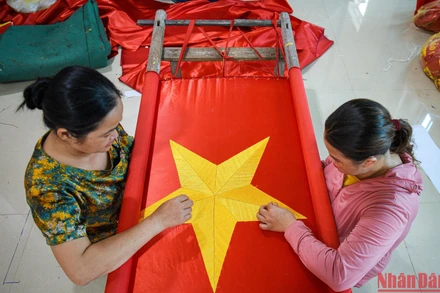 Theo các cụ cao niên trong làng, nghề may cờ Tổ quốc ở làng Từ Vân bắt đầu từ những ngày Cách mạng tháng Tám năm 1945. Tại Quảng trường Ba Đình lịch sử, nơi Chủ tịch Hồ Chí Minh đọc bản Tuyên ngôn Độc lập ngày 2/9/1945, có hàng ngàn lá cờ đỏ sao vàng bay phấp phới do người dân làng Từ Vân may.