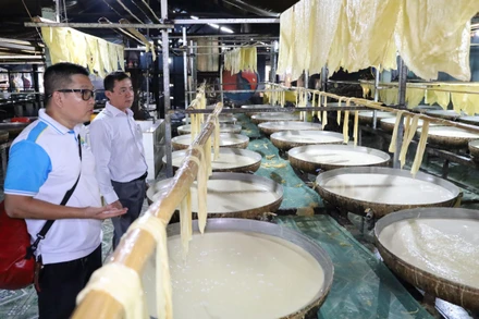 Người dân đang sản xuất tàu hũ ky tại làng nghề. (Ảnh: BÁ DŨNG) 