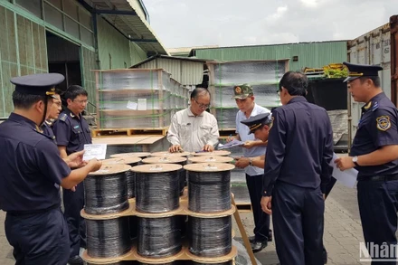 Lực lượng Hải quan Thành phố Hồ Chí Minh kiểm tra hàng hóa tại Cảng Cát Lái (thành phố Thủ Đức, Thành phố Hồ Chí Minh).