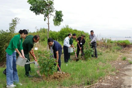 Ban tổ chức cùng nhân dân trồng cây xanh bảo vệ môi trường sinh thái biển.