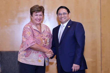 Thủ tướng Phạm Minh Chính và Giám đốc điều hành Quỹ Tiền tệ Quốc tế (IMF) Kristalina Georgieva tại Hội nghị Cấp cao ASEAN lần thứ 43. (Ảnh: Nhật Bắc)