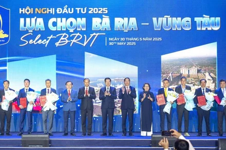 Các doanh nghiệp được trao giấy chứng nhận đầu tư nhân dịp này.