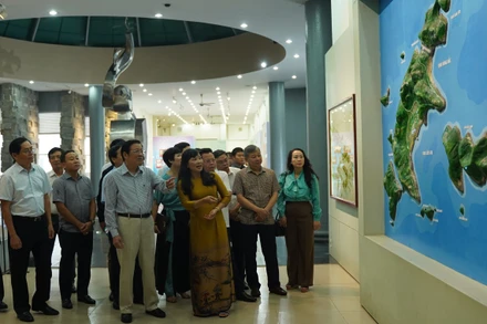 Đồng chí Phan Đình Trạc thăm nhà tù Côn Đảo.