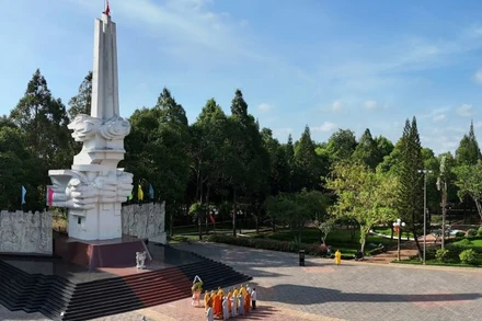 Tổ chức viếng Nghĩa trang các Anh hùng liệt sĩ là một hoạt động quan trọng nhân Ngày Giải phóng miền nam.