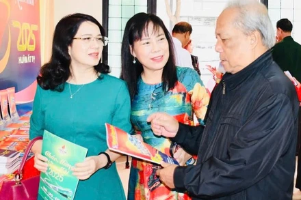 Gian trưng bày của Báo Bà Rịa-Vũng Tàu được nhiều lão thành cách mạng và nhân dân tham quan và đọc báo.