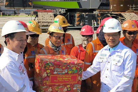 Phó Thủ tướng Trần Hồng Hà tặng quà Tết cho công nhân, người lao động tại PTSC.