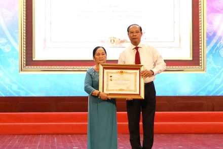 Chủ tịch Ủy ban nhân dân tỉnh Nguyễn Văn Thọ đã trao bằng truy tặng danh hiệu "Mẹ Việt Nam anh hùng" cho Mẹ Võ Thị Thiểu (thành phố Bà Rịa, tỉnh Bà Rịa-Vũng Tàu).