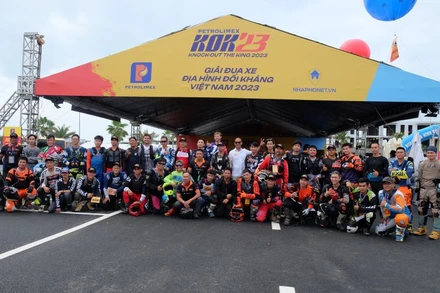 Đội đua địa hình xe mô-tô.