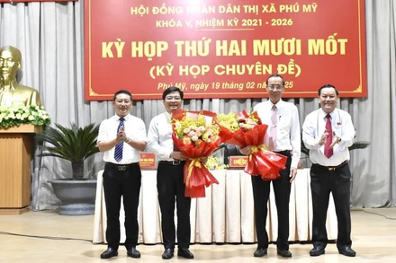 Ông Nguyễn Tấn Cường (thứ 2 từ trái qua) được bầu giữ chức vụ Chủ tịch Ủy ban nhân dân thị xã Phú Mỹ.