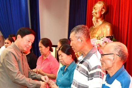 Phó Thủ tướng Chính phủ Trần Hồng Hà tặng quà cho hộ nghèo, hộ cận nghèo, công nhân, người lao động của huyện Châu Đức. 