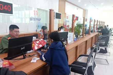 Cán bộ Công an tỉnh hướng dẫn thủ tục đề nghị cấp phiếu lý lịch tư pháp qua ứng dụng VNeID cho công dân.