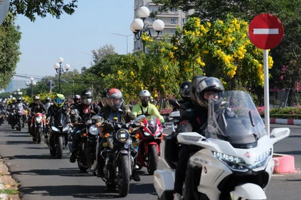 Các tay lái mô-tô diễu hành quanh thành phố biển Vũng Tàu.