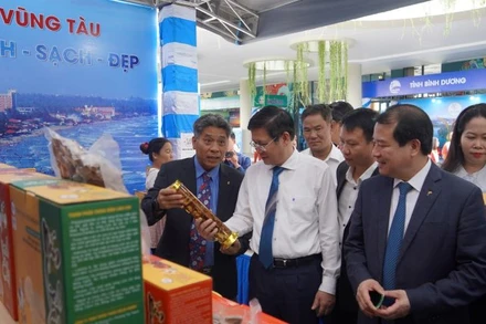 Các đại biểu tham quan các gian hàng sản phẩm OCOP bên ngoài Hội nghị.