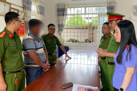 Cơ quan chức năng tống đạt quyết định khởi tố bị can, lệnh bắt bị can để tạm giam đối tượng Dương Thanh Tùng.