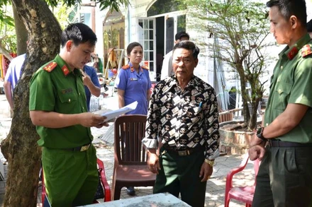 Cơ quan Cảnh sát điều tra Công an tỉnh đọc các quyết định khởi tố, bắt tạm giam đối với Trần Đình Toan (sinh năm 1958, trú tại phường Kim Dinh, thành phố Bà Rịa) về tội Lợi dụng các quyền tự do dân chủ xâm phạm lợi ích của Nhà nước, quyền, lợi ích hợp pháp của tổ chức, cá nhân quy định tại khoản 2 Điều 331 Bộ luật Hình sự. 