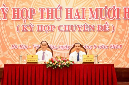 Ông Mai Ngọc Thuận (bên trái), Ủy viên Ban Thường vụ Tỉnh ủy, Phó Chủ tịch Thường trực Hội đồng nhân dân tỉnh, tại kỳ họp chuyên đề Hội đồng nhân dân tỉnh.