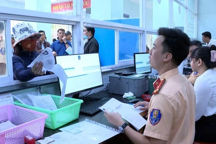 Mặc dù người dân đến đông, nhưng công tác thực hiện các thủ tục cấp đổi giấy phép lái xe diễn ra rất thuận lợi. 