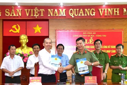 Đại tá Vũ Như Hà, Giám đốc Công an tỉnh và ông Dư Kim Thăng, Giám đốc Cảng hàng không Côn Đảo ký kết biên bản bàn giao nhiệm vụ bảo đảm an ninh hàng không tại sân bay Côn Đảo.