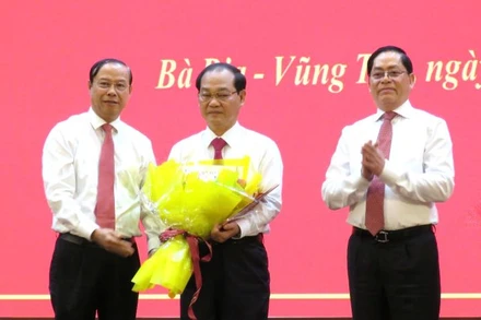 Đồng chí Mai Ngọc Thuận, Ủy viên Ban Thường vụ, Phó Chủ tịch Hội đồng nhân dân tỉnh nhận quyết định thôi tham gia công tác, chờ giải quyết chế độ nghỉ hưu theo quy định.