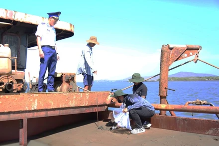 Kiểm tra hàng hóa trên tàu NĐ2404 tại cảng Hải đội 301, thành phố Vũng Tàu.