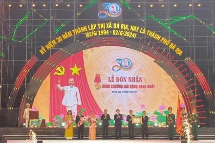 Thành phố Bà Rịa vinh dự được Chủ tịch nước trao tặng Huân chương lao động hạng nhất.