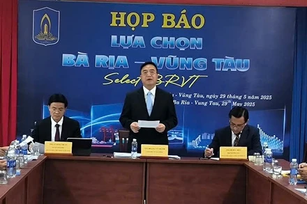 Đồng chí Hoàng Vũ Thảnh, Giám đốc Sở Tài chính phát biểu tại buổi họp báo thông tin về chương trình Hội nghị đầu tư năm 2025.