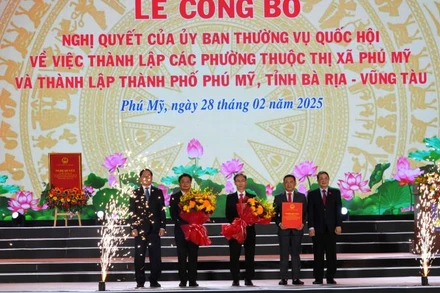 Công bố nghị quyết thành lập các phường thuộc thị xã Phú Mỹ và thành lập thành phố Phú Mỹ. 