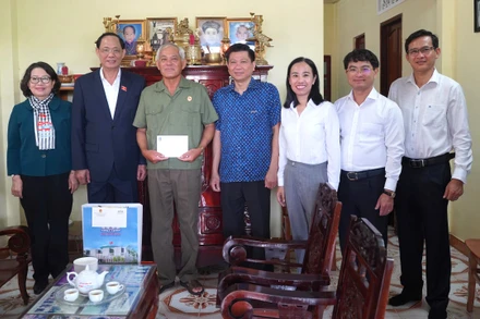 Phó Chủ tịch Quốc hội Trần Quang Phương cùng đoàn công tác của Quốc hội đã tới thăm, tặng quà gia đình người có công trên địa bàn huyện Côn Đảo.