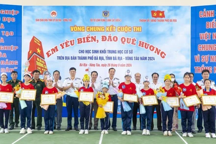 Ban tổ chức khen thưởng các thí sinh đạt thành tích xuất sắc tại vòng chung kết cuộc thi "Em yêu biển, đảo quê hương" trên địa bàn thành phố Bà Rịa năm 2024.