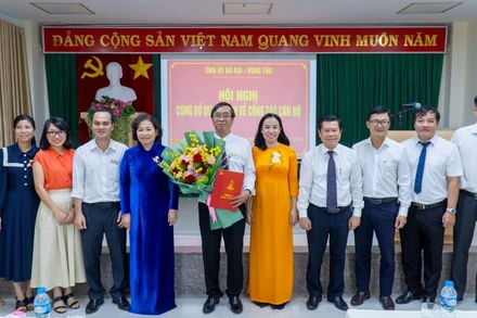 Thường trực Tỉnh ủy và tập thể lãnh đạo Báo Bà Rịa-Vũng Tàu chúc mừng đồng chí Trương Đức Nghĩa giữ chức Tổng Biên tập Báo Bà Rịa-Vũng Tàu.