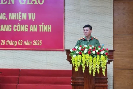 Đại tá Vũ Như Hà, Bí thư Đảng ủy, Giám đốc Công an tỉnh chủ trì và phát biểu tại buổi lễ. 