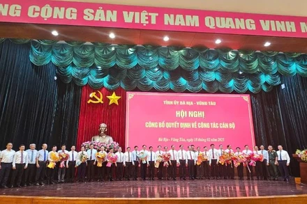 Ban Thường vụ Tỉnh ủy chúc mừng 20 đồng chí được điều động, bổ nhiệm tại hội nghị.