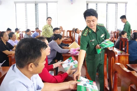 Lực lượng Bộ đội Biên phòng tỉnh Bà Rịa-Vũng Tàu cấp phát tờ gấp tuyên truyền pháp luật cho các cán bộ, nhân dân Xã Bông Trang. 