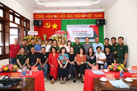 Các nhà điêu khắc mỹ thuật chụp ảnh lưu niệm tại Lễ khai mạc.