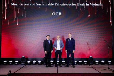 Đại diện lãnh đạo OCB nhận giải thưởng từ The Asian Banker