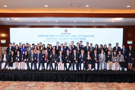 Lãnh đạo Bộ Tài chính, Ủy ban Chứng khoán Nhà nước chụp ảnh lưu niệm cùng các tổ chức tài chính, hiệp hội đầu tư, các quỹ đầu tư, nhà đầu tư và tổ chức xếp hạng thị trường tại hội nghị.