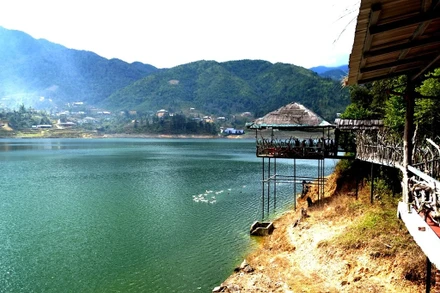 “Ngọc bích” lưng chừng trời