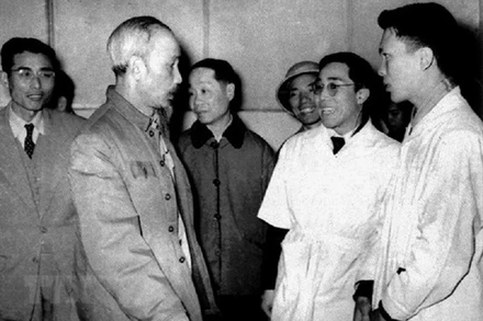 Bác Hồ với các bác sĩ ngành Quân y (năm 1954). Ảnh tư liệu.