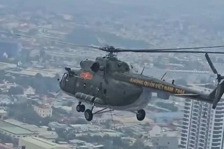 Trực thăng Mi-8 số hiệu 7844 của Trung đoàn không quân trực thăng 917 (Sư đoàn không quân 370) bay treo cờ Đảng. (Ảnh: Chụp từ clip)