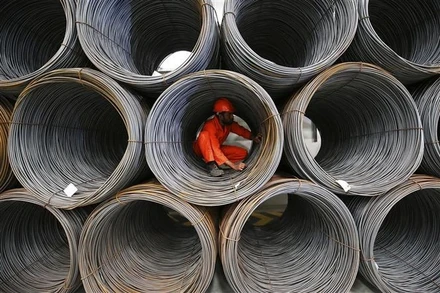 Công nhân làm việc tại nhà máy sản xuất thép ở Kuwait City, Kuwait. (Ảnh: AFP/TTXVN